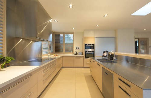 Lower Shotover House | Stylish Modern Home by MajorDomo, Close to Ski Fields & Shops