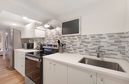 Squire Park Apartment | Stylish Modern Oasis in the City, South Capitol Hill - Very Walkable
