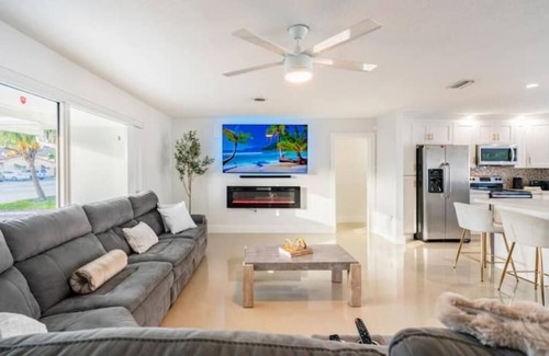 Coral Ridge Isles House | Stylish Modern Oasis Pool 2mil to Beach