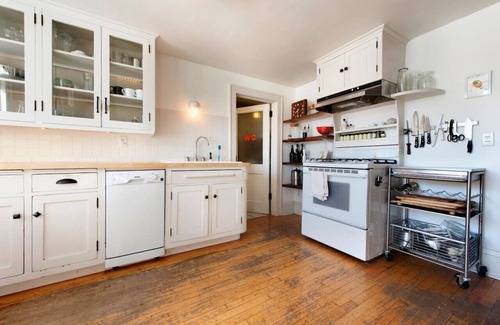 Northeast Minneapolis Arts District House | Stylish NE Arts Loft! Sauna Deck Walk to Cafes