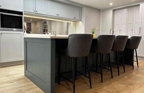Donegal House | Stylish & New| In Heart of Town | Garden & Firepit