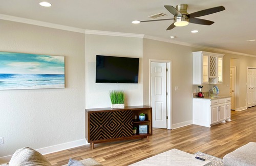 Lake Hamilton Condo | Stylish New Lake Condo with180° Lakefront View- Main Channel, Central Location!