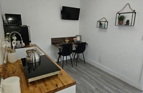 Riverside Park House | Stylish & Newly-Renovated Suites near Las Olas