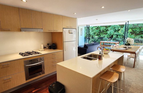 Randwick Apartment | Stylish Parkside Retreat - Outdoor Pool & Undercover Parking - Randwick