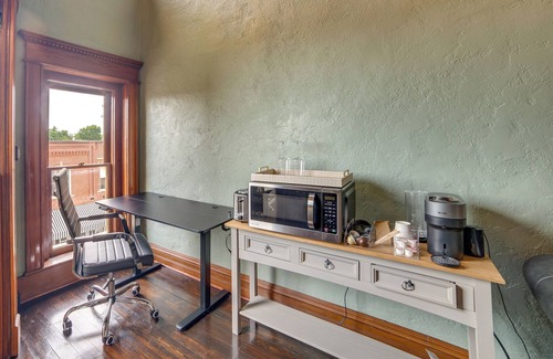 Marshall Apartment | Stylish Private Balcony: Downtown Marshall Studio!
