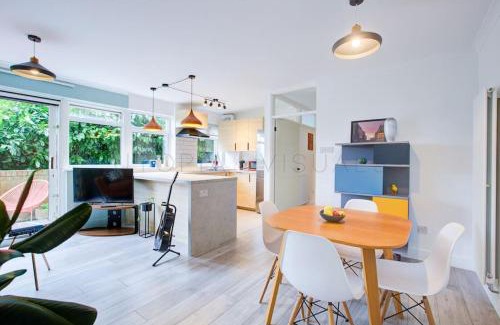 London Borough of Bromley Apartment | Stylish quiet garden flat with parking in London Zone 4