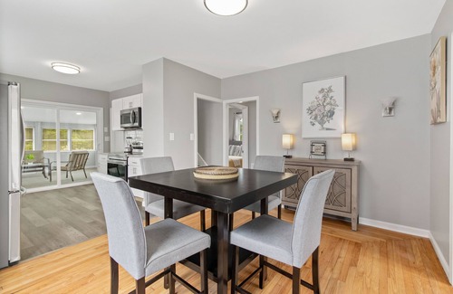 Bristol House | Stylish, Relaxing & Comfy 3 BDR Home. 2 minutes to Lake Compounce