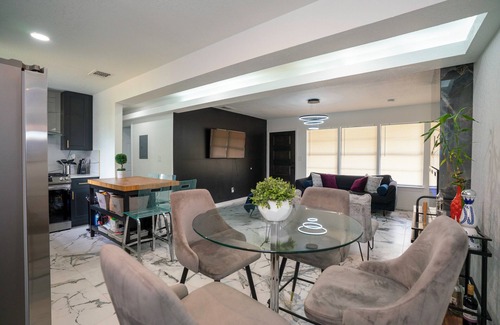 Shearer Hills - Ridgeview House | Stylish~Renovated 4Br/2BAT 3MinAirport 10 Min Downtown Central Location