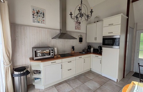 Donnery Cottage | Stylish Retreat: Golf Access, Spacious, Near Orléans
