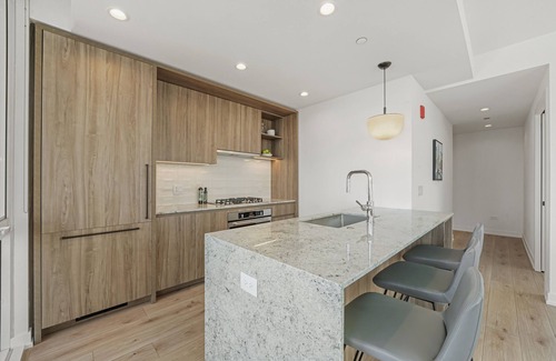 Downtown Chicago Apartment | Stylish River North Suites: Luxury Living Near Chicago’s Best Shopping&Nightlife