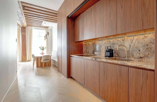 Marais Apartment | Stylish Rue des Rosiers Gem: Modern 2-Bedroom
