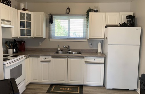 Sauble Beach House | Stylish Sauble Beach Cottage– 3-Bedroom Family Getaway, 10 Min Walk to the Beach