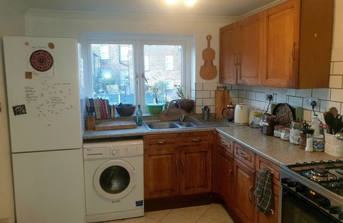 Wood Green Apartment | Stylish sanctuary in bustling Wood Green, close to tube, shops and parks