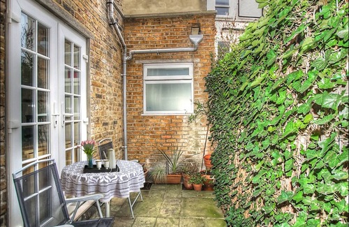 Munster Apartment | Stylish self contained patio Garden Apartment in London’s fashionable SW6,