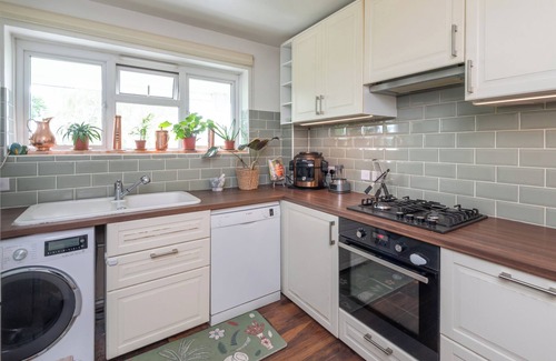 Canbury Apartment | Stylish & Spacious 2-Bed Flat with Parking