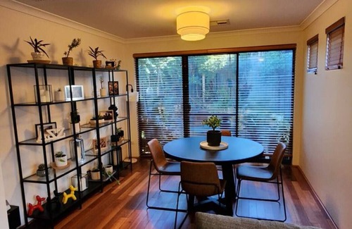 Innaloo House | Stylish & Spacious 3 Bed 2 Bath Home in Doubleview. Perfect for Family & Groups!
