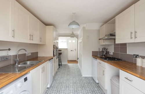 Bletchley House | Stylish & Spacious 3BR Home With Private Driveway