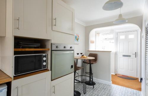 Bletchley House | Stylish & Spacious 3BR Home With Private Driveway