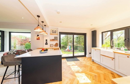 Tilehurst House | Stylish & Spacious 4 BR House With Garden! | Pass the Keys