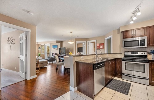 East Kootenay Condo | Stylish | Spacious | Pool | Hot Tub | Lake Front