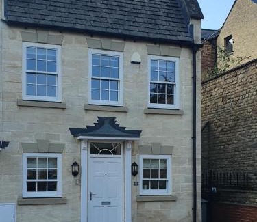 Stamford House | Stylish Stamford Central, Free Parking