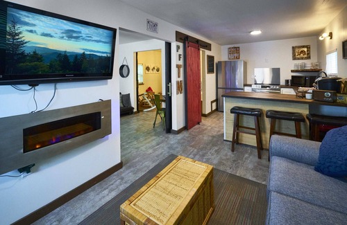 Pigeon Forge House | Stylish stay w/Hot Tub + Walk to Attractions