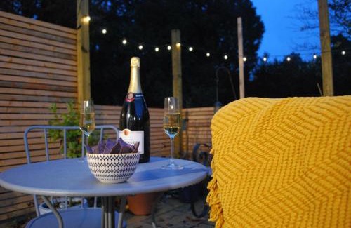 Fleet Apartment | Stylish-Stays Covert Cottage, Fleet Stylish Cottage, Parking, Patio, Dog Friendly, EV