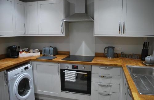 Fleet Apartment | Stylish-Stays Covert Cottage, Fleet Stylish Cottage, Parking, Patio, Dog Friendly, EV