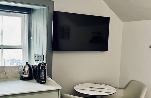 Innerleithen Apartment | Stylish studio room, en-suite & kitchenette