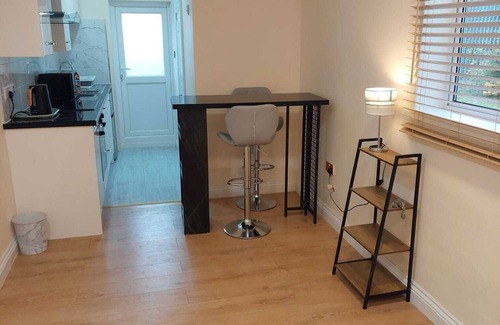 Cherry Hinton Apartment | Stylish studio apartment. Close to all local amenities.