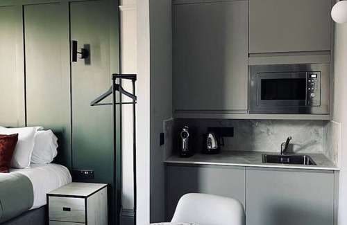 Innerleithen Apartment | Stylish studio-king & twin, en-suite, kitchenette (room 4)