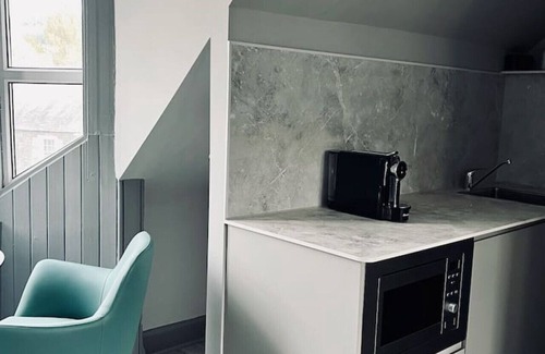 Innerleithen Apartment | Stylish studio room, twin, en-suite & kitchenette