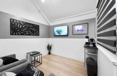 Maerdy Apartment | Stylish Studio Suite w/VIP lounge access - Maerdy