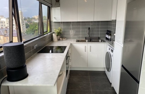 Elizabeth Bay Apartment | Stylish Studio with Harbour & Pool Views