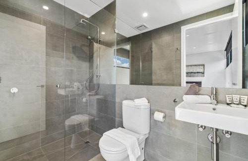 St Kilda West Apartment | Stylish Studio with Great Amenities near Beachside
