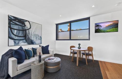 St Kilda West Apartment | Stylish Studio with Great Amenities near Beachside