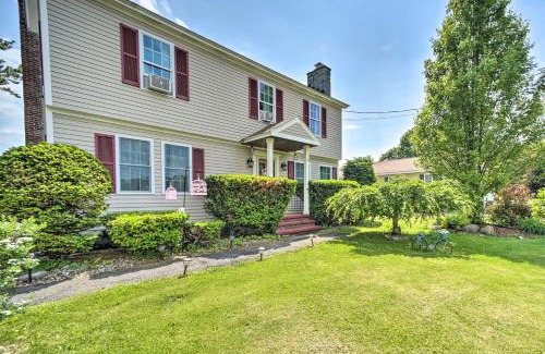 Johnstown House | Stylish Suburban Getaway, 10 Miles to Royal Mtn!