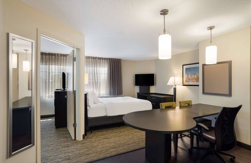 Las Colinas Hotel | Stylish Suite Near Mustangs of Las Colinas | Free Laundry + BBQ Area
