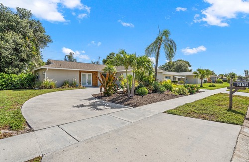 Gulf Gate Estates House | Stylish & Sunny Gem ~ Mins to Siesta Key ~ Hot Tub