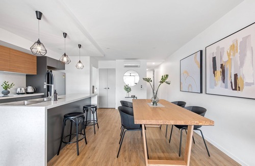 Spring Hill Apartment | Stylish & Superb! 2bed/2bath/1car~ Walk to CBD