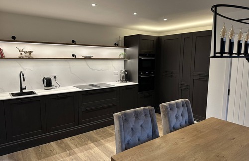 Ockley House | Stylish Surrey Hills house - 2 en-suite bedrooms (can +2 annex)