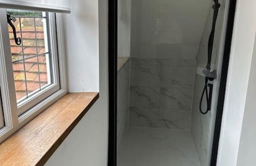 Ockley House | Stylish Surrey Hills House 2 ensuite bedrooms