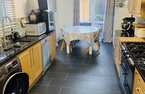 Bellingham House | Stylish, Three Bed Property, Quiet Location, Great Access To Central London