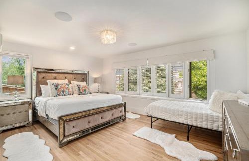 Cherry Creek House | Stylish Townhouse W Sauna & Movie Room