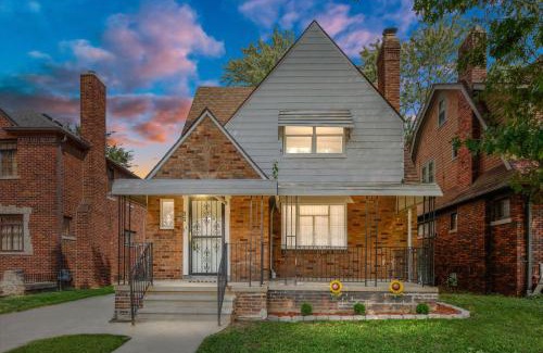 Grosse Pointe Apartment | Stylish, Tranquil & Comfy ~ Queen Beds ~ Pkg