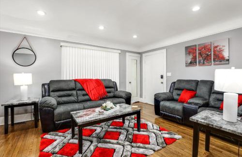 Grosse Pointe Apartment | Stylish, Tranquil & Comfy ~ Queen Beds ~ Pkg