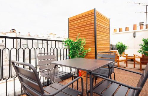 Quartier de la Place-Vendome Apartment | Stylish Triplex with Amazing Terrace near Louvre