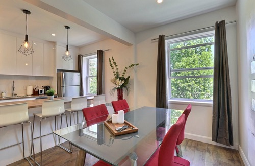 Desjardins Apartment | Sublime, Renovated! One river from Chateau Frontenac. 2 bedrooms, free parking!
