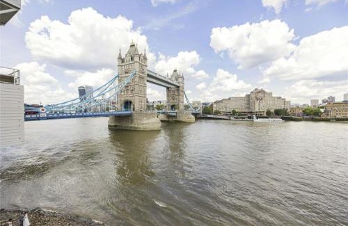 Riverside Apartment | Subpenthouse sleeps 6, Stunning views of Tower Bridge!