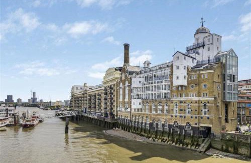 Riverside Apartment | Subpenthouse sleeps 6, Stunning views of Tower Bridge!